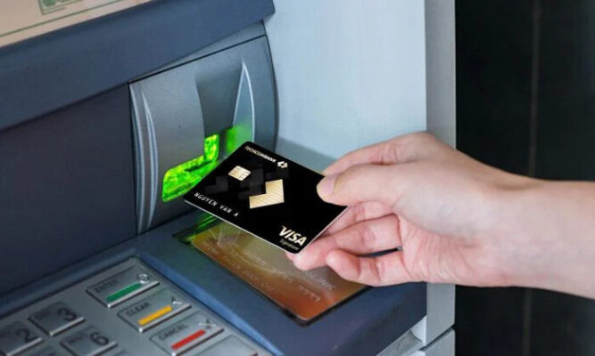 Rút tiền mặt qua máy ATM