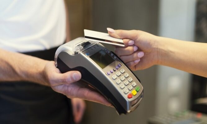 Rút tiền mặt qua máy POS