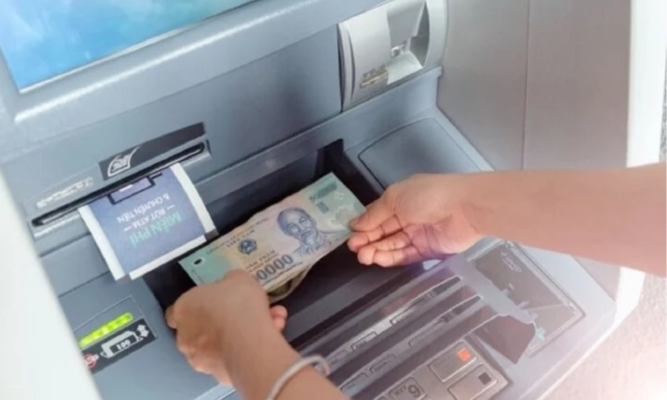 Rút tiền tại cây ATM 