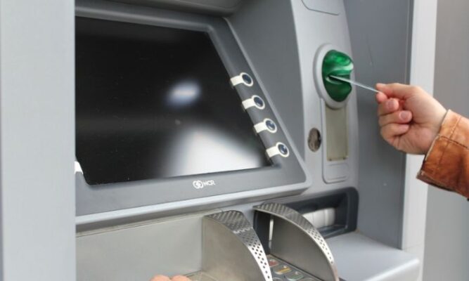 Rút tiền trực tiếp ở cây ATM phổ biến với nhiều khách hàng