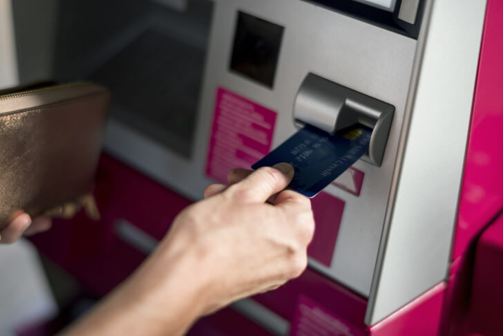 Rút tiền thẻ tín dụng tại máy ATM Ngân Hàng