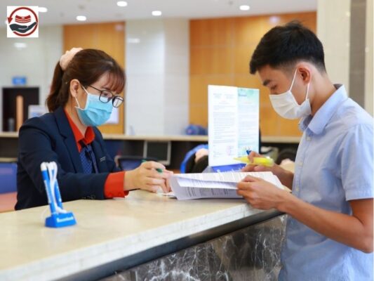 thẻ visa có rút tiền được không - rút tại ngân hàng